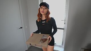 Curierul meu sexy mi-a mâncat pizza şi i-am tras-o păsărică