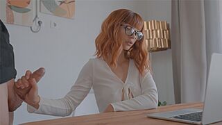 Ea devine într-o păsărică adolescent strâns la întâlnirea zoom