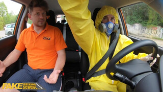 Școala de șoferi falsă - gagica se urcă în mașină într-un costum hazmat