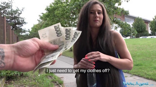 Agent public - Lara Fox poate fi futută pentru bani