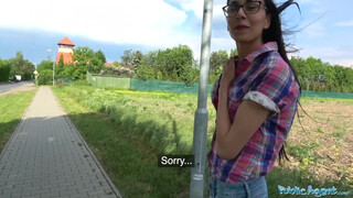 Agent public - adolescentă timidă pe pajiște