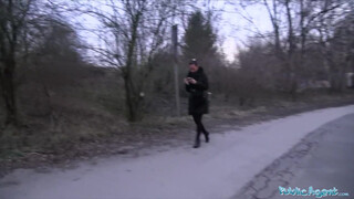 Agent public - Alicia Wild își arată sânii