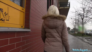 Agent public - Lucy Shine ia bani pentru sex