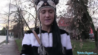 Agent public - rusoaică drăguță de pe stradă