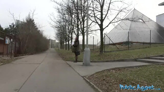 Agent public - Czech chick in the alley