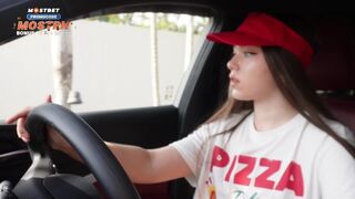 I-am tras-o fetei cu pizza pentru că a întârziat şi i-am răsplătit păsărica cu un gust uriaş