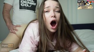 Şi-a prins sora vitregă gemând şi nu se aştepta la două scule tari - Valeria Sladkih