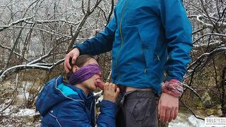 O felaţie publică şi ingestie de cocoşi pe malul râului de munte