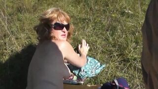 Perversul din Wild Beach trage cu ochiul la o blondă sexy în timp ce se bronza dezbrăcat, bătând cu scula tare şi ţopăind într-un pow