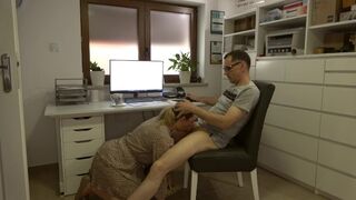 Secretara aduce cafea la birou, apoi călăreşte tare cu păsărica lui strâmtă, îi împinge faţa