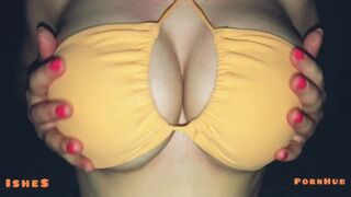 Titty în piscină într-un sutien sexy