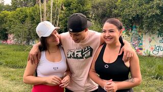 Oferă bani străini prietenelor din parcul public ca să-şi reguleze păsărica
