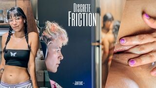 Degete delicioase! Prietenele se mănâncă între ele cu săruturi şi şi-o trag cu vecinii lor ocupaţi