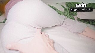 Vecinul meu m-a trezit ca să-mi fut găurile dulci şi doritoare