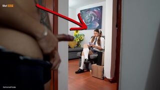L-am prins pe tatăl vitreg al colegului meu în timp ce se uita la mine şi asta am făcut!