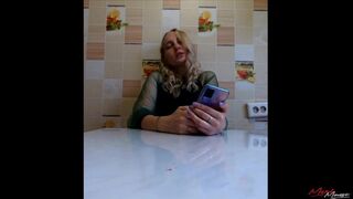 Fata blondă citind Harry Potter stând pe un vibrator