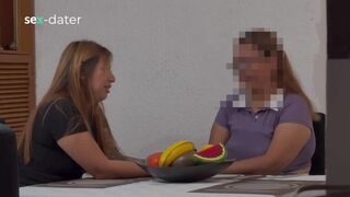 Femeie matură sexy cu degetul păsărică tânără lesbiană în timp ce ea se bucură de spritzing ei