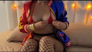 Ufo şi-o trage cu Harley Quinn într-un bikini roşu în fiecare gaură