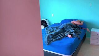 Surpriza 18 ani apel de trezire pentru sora mea vitregă, mama m-a prins futându-i fundul mare şi păsărica ei strâmtă. Partea 1