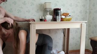 Mi-a făcut o felaţie sub masă