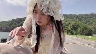 Fata virgină plăteşte cu corpul, lasă sperma în mine!