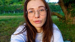Singur pe teren: Eu prezint păsărica mea gigant și clitoris ca o adolescentă