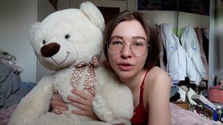 Cea mai cremoasă păsărică adolescentă de pe planetă se culcă cu un ursuleţ de pluş