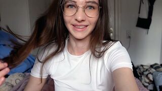 Adolescent nevinovat care şi-o trage cu păsărica ei cu gura mare în haine de cowboy!