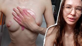 O adolescentă slăbănoagă perfectă care îşi spală micuţul corp şi îşi rade buzele uriaşe de păsărică