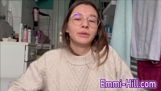 O adolescentă încolţită şi o şcolăriţă