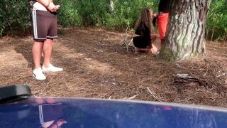 Adevărata soţie amatoare primeşte o plăcere faţă în faţă de la un străin într-un loc public, riscant în timp ce tipul drăguţ se uită