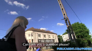 PublicAgent - tipa blondă vrea să fie un model