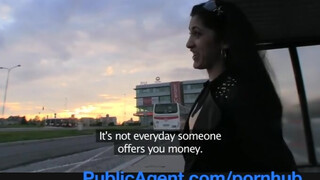 PublicAgent - puicuță asiatică sexy agățată în stația de autobuz