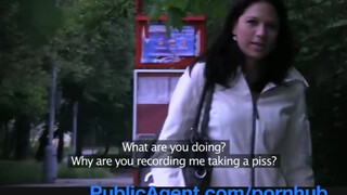 PublicAgent - puicuță prinsă făcând pipi