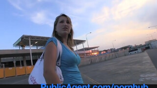 PublicAgent - biata fată chiar crede că poate fi un model