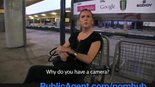 PublicAgent - fată tristă care așteaptă un tren