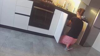 Nevastă sexy vecină în bucătărie..