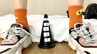 Provocare: cât timp pot sta pe un con - mic Nika
