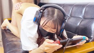 Adolescenta asiatica tremura de orgasme in timpul jocului, si apoi devine futut greu si plin