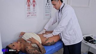 Fata bolnavă lasă doctorul freca pula ei în birou - max Betancur și mariana martix