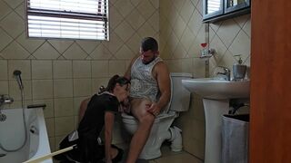 Târfă mică care suge o sculă uriaşă pe WC