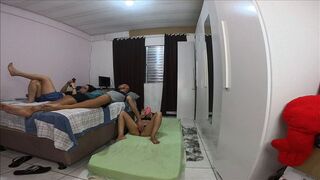 Soţia mea a împărţit camera cu prietena ei şi cu cel mai tare