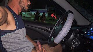 Informaţii despre stradă cu două fete sexy în staţia de autobuz!