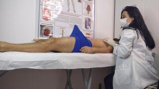 Bolnav devine atât de entuziasmat de atingerea asistentei medicale