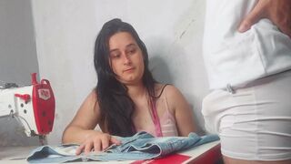 Păsărica doamnei de cusut clipeşte când vede scula gigantică a clientului ei