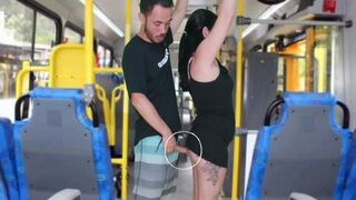 Bătrânul îl freacă şi-l loveşte în autobuz până se termină