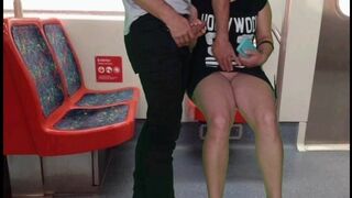 Haine fată fără chiloţi în tren răsfăţând scula unui străin cu mâini şi gură în public