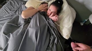 Face pipi pe două fetiţe cu părul negru în pat şi se sărută în pantaloni