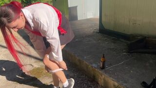 Am prins-o pe fiica adolescentă a vecinului bând şi pedepsindu-şi fundul cu sticlă