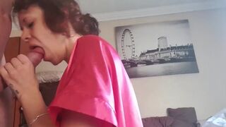 Un milf cu părul creţ suge şi bate pula mea până vin